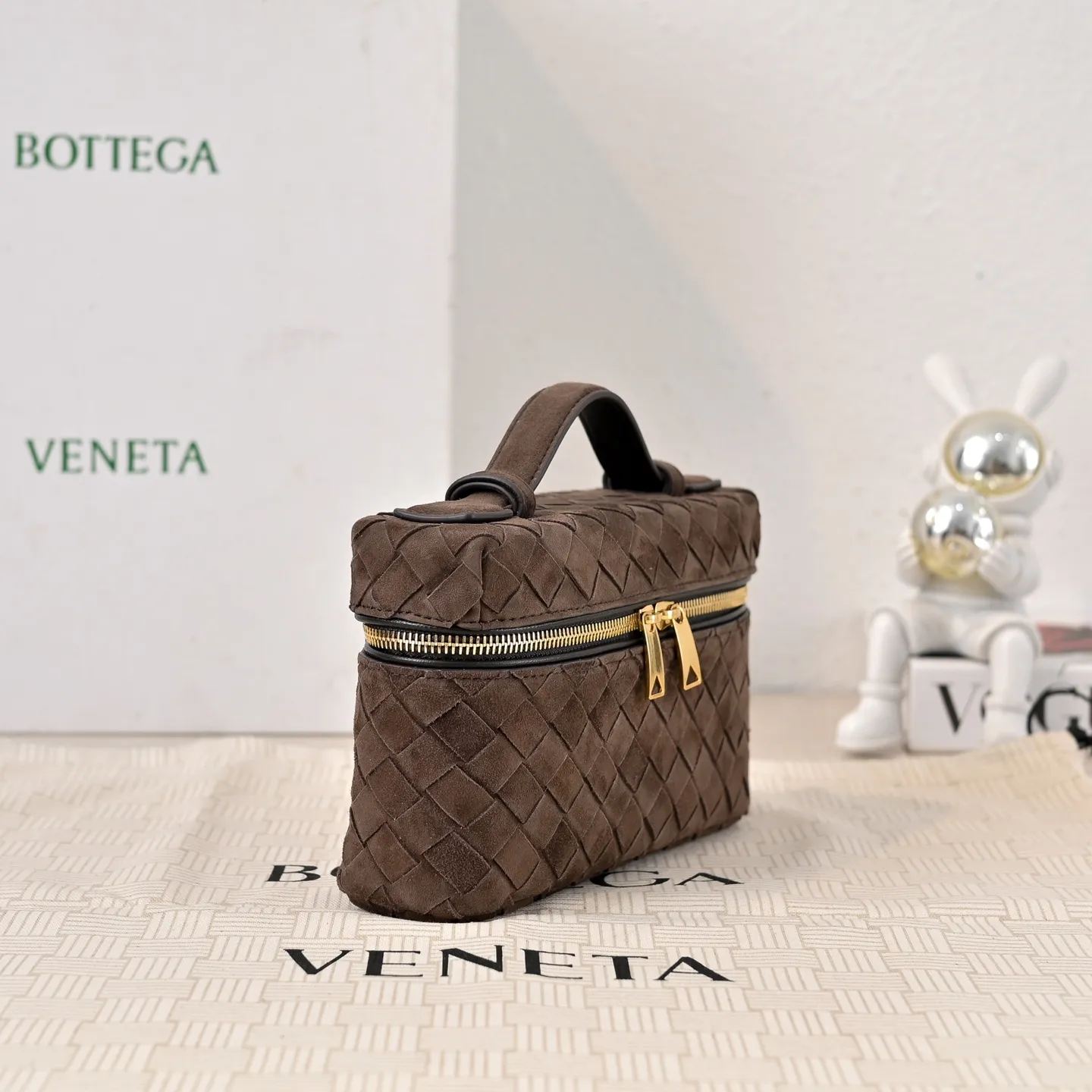 Batch 1360 #BV new Vanity Case suede cosmetic bag 🎈 is a super practical and stylish box cosmetic bag [Fireworks], using the brand's most classic cowhide weaving, with two-way zipper opening and closing, the overall style is retro and elegant, the top handle can be adjusted at will, the hand-held elegant temperament, cross-body casual and casual, unlocking various concave shape scenes 🎬 Model: 9109 Size: 22x12.5x5